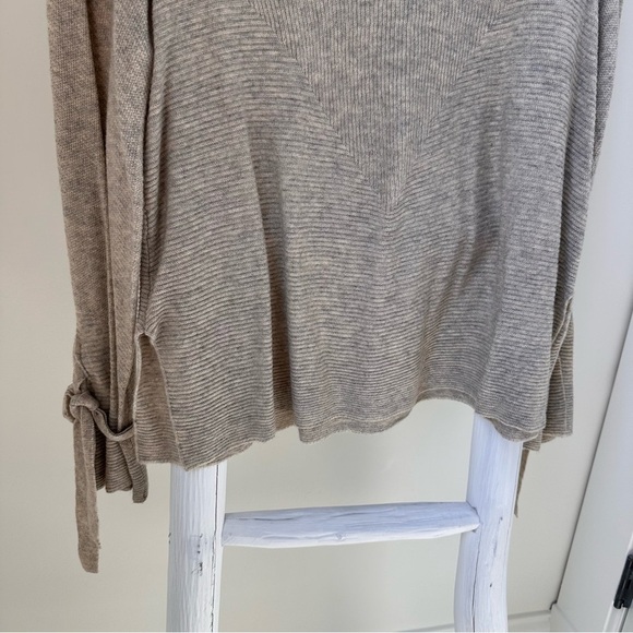 Willow & Clay Bell and Tie Sleeve Taupe Knit Sweater SZ Large - Picture 4 of 7